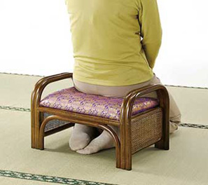 正座しても足がしびれづらく、立ち上がりやすい丈夫な手すり付。高座椅子のオットマンとしても。